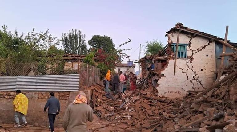 Suman 157 muertos y más de 150 heridos por terremoto en Nepal