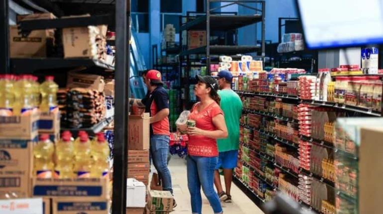 Tras saqueos, reabren supermercados en Acapulco con productos esenciales