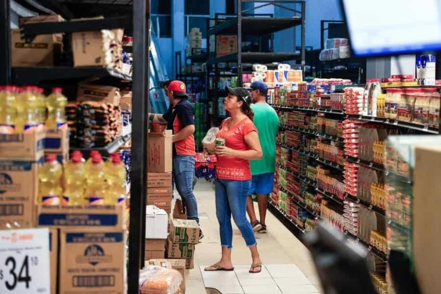 Tras saqueos, reabren supermercados en Acapulco con productos esenciales