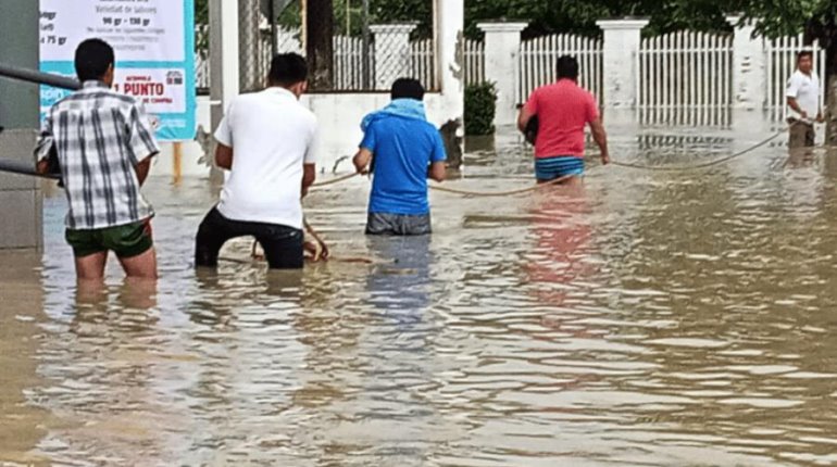 Rescatan en Pichucalco a pasajeros que quedan atrapados por vado en autobús