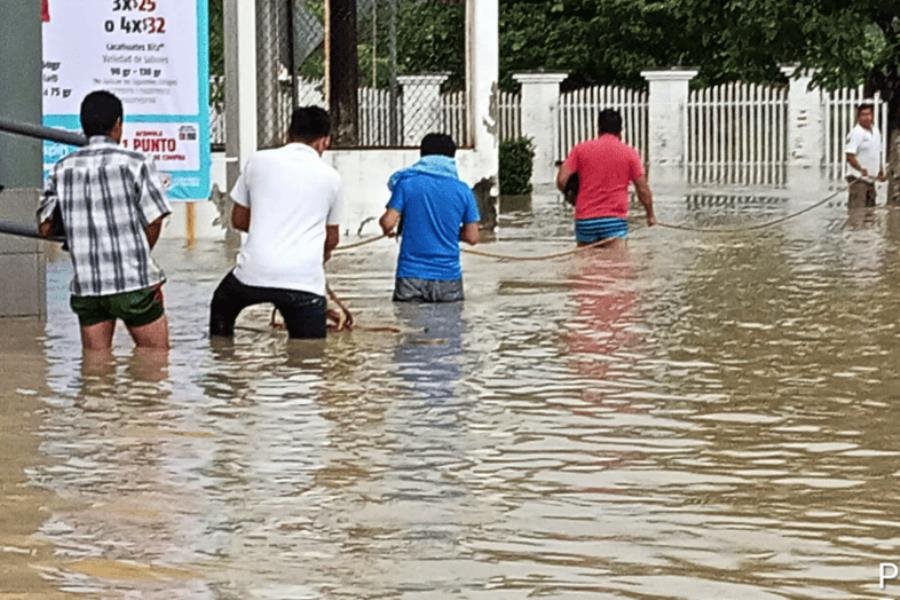 Rescatan en Pichucalco a pasajeros que quedan atrapados por vado en autobús