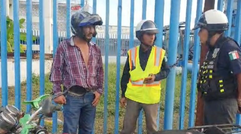 Se le poncha llanta de moto y derrapa en Ruiz Cortines