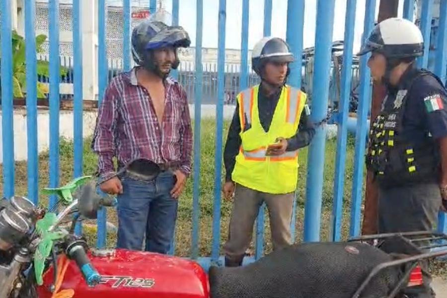 Se le poncha llanta de moto y derrapa en Ruiz Cortines