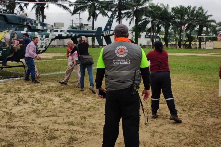 Implementan en Veracruz puente aéreo para comunidades incomunicadas por Frente Frío 8