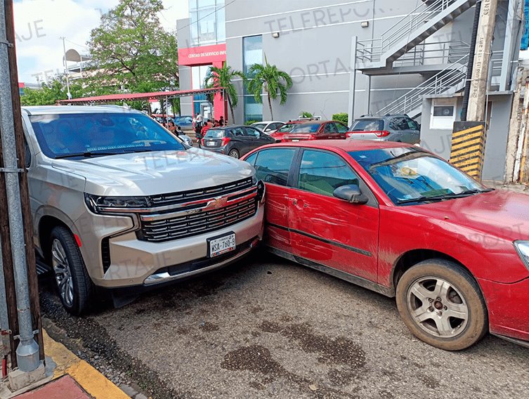 Chocan camioneta del gobernador al salir de XEVT