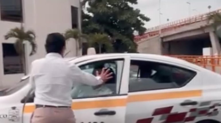 Taxistas paran el tráfico en Pagés Llergo peleándose por ganarse el paso