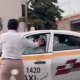 Taxistas paran el tráfico en Pagés Llergo peleándose por ganarse el paso