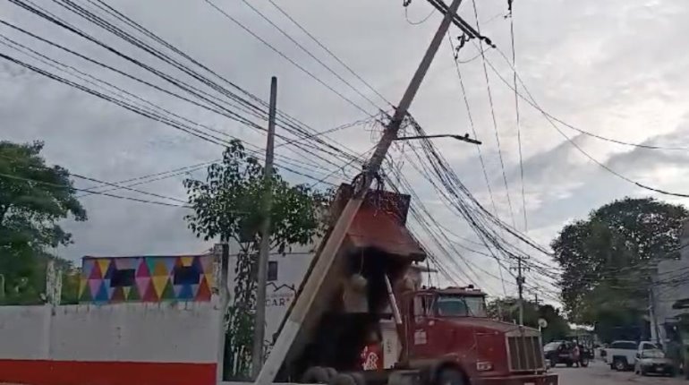 Por mala maniobra, volteo casi derriba poste con cables de alta tensión en Los Sauces