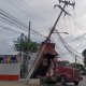 Por maniobra, volteo casi derriba poste con cables de alta tensión en Los Sauces