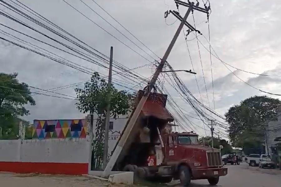 Por mala maniobra, volteo casi derriba poste con cables de alta tensión en Los Sauces