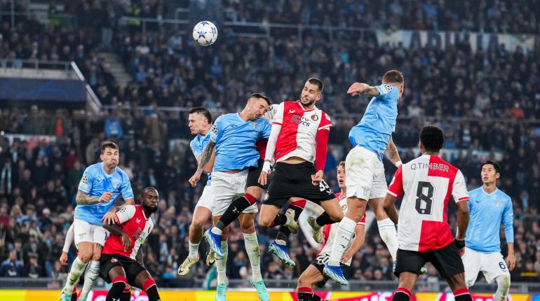 Feyenoord de Santi Giménez cae en inicio de jornada 4 de Champions