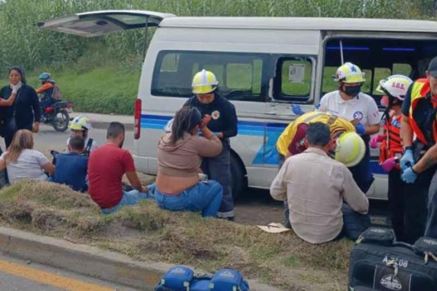 Combi en Chiapas se queda sin frenos, choca y deja 10 heridos