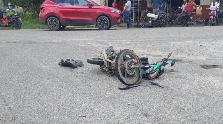 ¡Motociclista se llevó la peor parte! Chocan auto y moto en cruce de Tular, Comalcalco