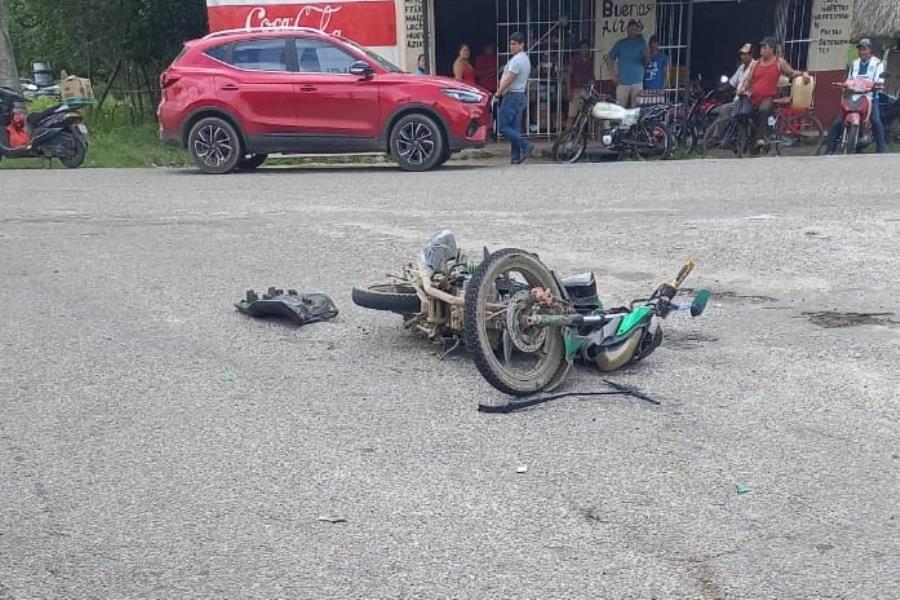 ¡Motociclista se llevó la peor parte! Chocan auto y moto en cruce de Tular, Comalcalco