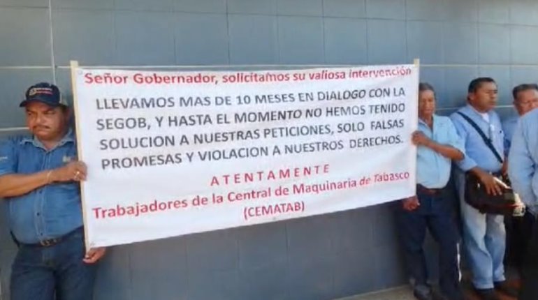 Protestan trabajadores del Cematab frente a Segob, piden nivelación de salarios