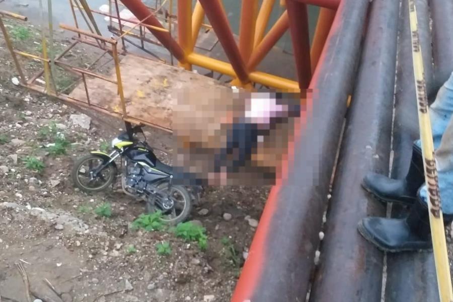 Motociclista cae y muere de puente Oxolotán