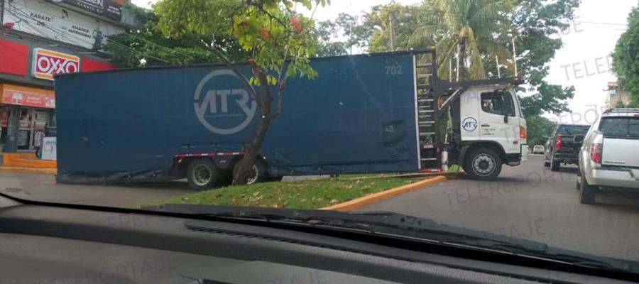 ¡Sólo tenía una chamba! Tráiler se queda calzado en Méndez