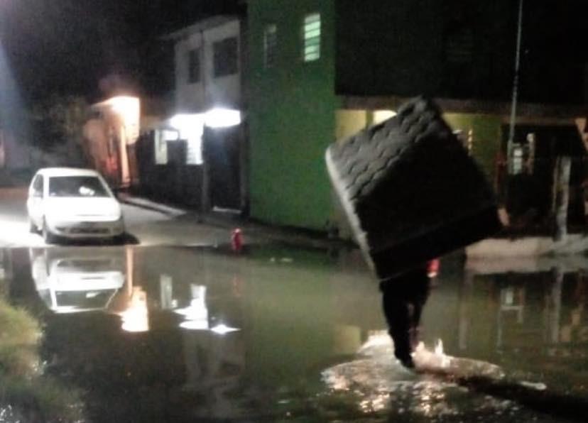 Evacúan a 5 familias en Tenosique por el incremento del río Usumacinta; 50 más están rodeadas por el agua 