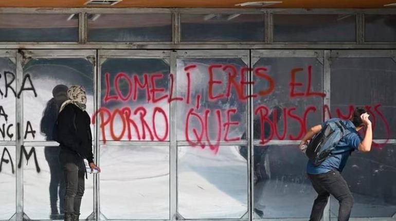 Con pintas y petardos, encapuchados protestan por designación de Lomelí como rector de la UNAM