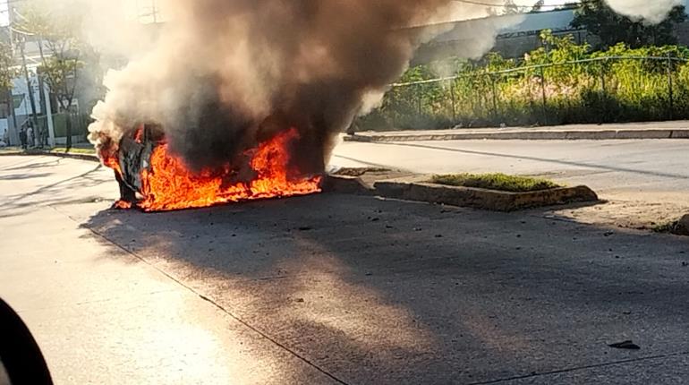 Por cortocircuito se incendia auto en la entrada a Ixtacomitán