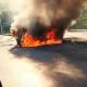 Por cortocircuito se incendia auto en la entrada a Ixtacomitán