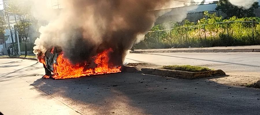 Por cortocircuito se incendia auto en la entrada a Ixtacomitán