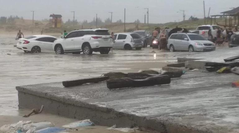 Fuerte oleaje arrastra autos en playa de Brasil