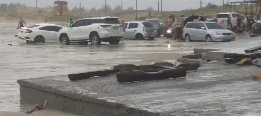 Fuerte oleaje arrastra autos en playa de Brasil