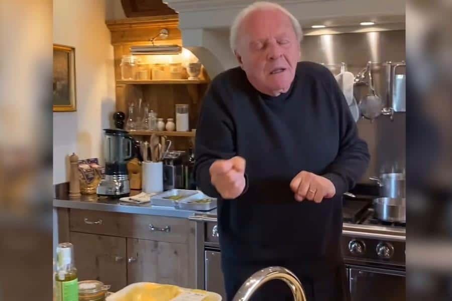 Anthony Hopkins deslumbra con sus habilidades para bailar rumba mientras cocina