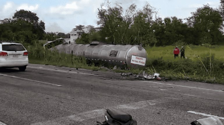 Choque entre tráiler y tsuru en la Comalcalco-Cunduacán deja un herido de gravedad