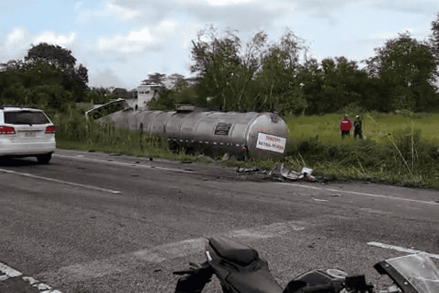 Choque entre tráiler y tsuru en la Comalcalco-Cunduacán deja un herido de gravedad