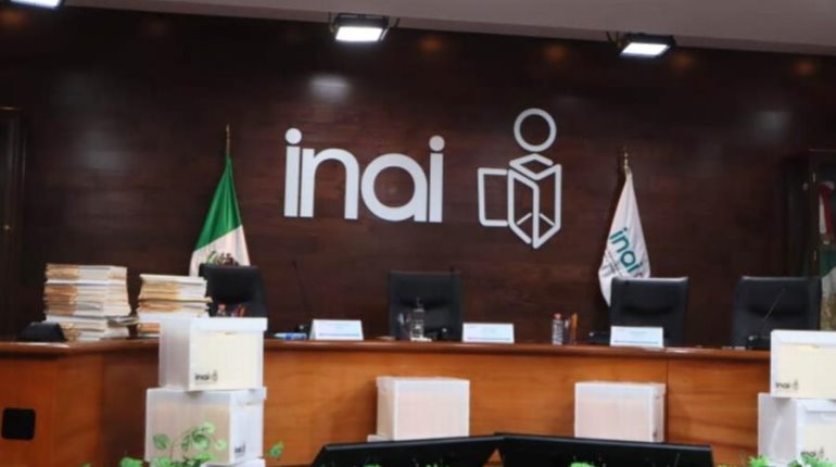 Renuncian secretarios del INAI por presunto uso de tarjeta corporativa en table