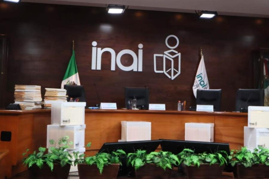 Renuncian secretarios del INAI por presunto uso de tarjeta corporativa en table