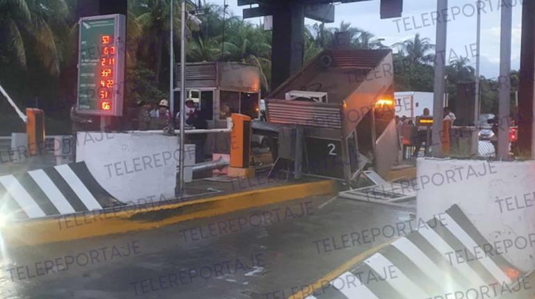 Tráiler se engancha con caseta de cobro en el puente Zacatal, Ciudad del Carmen