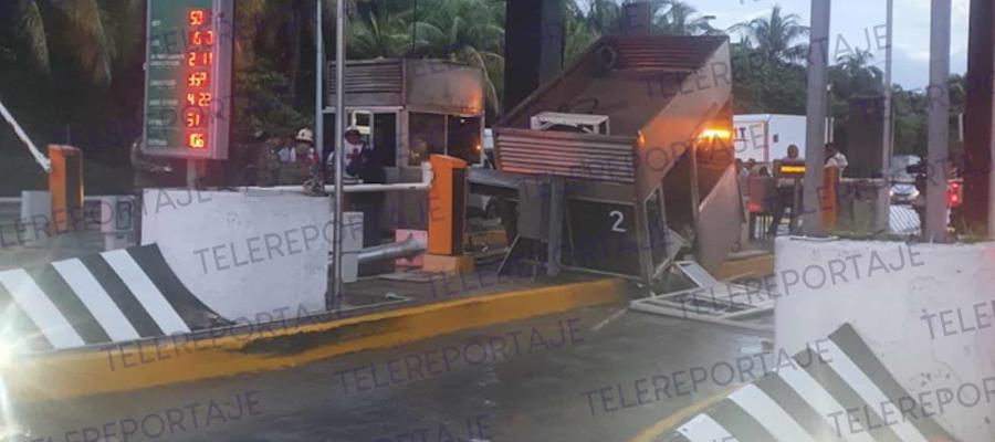 Tráiler se engancha con caseta de cobro en el puente Zacatal, Ciudad del Carmen