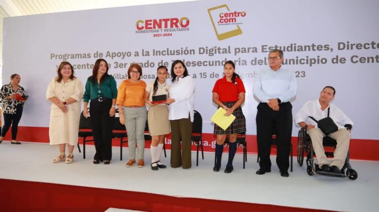 Entrega Centro más de 700 tablets a telesecundarias de zonas marginadas del municipio