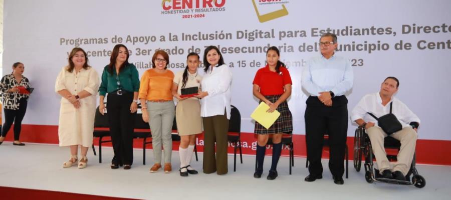 Entrega Centro más de 700 tablets a telesecundarias de zonas marginadas del municipio