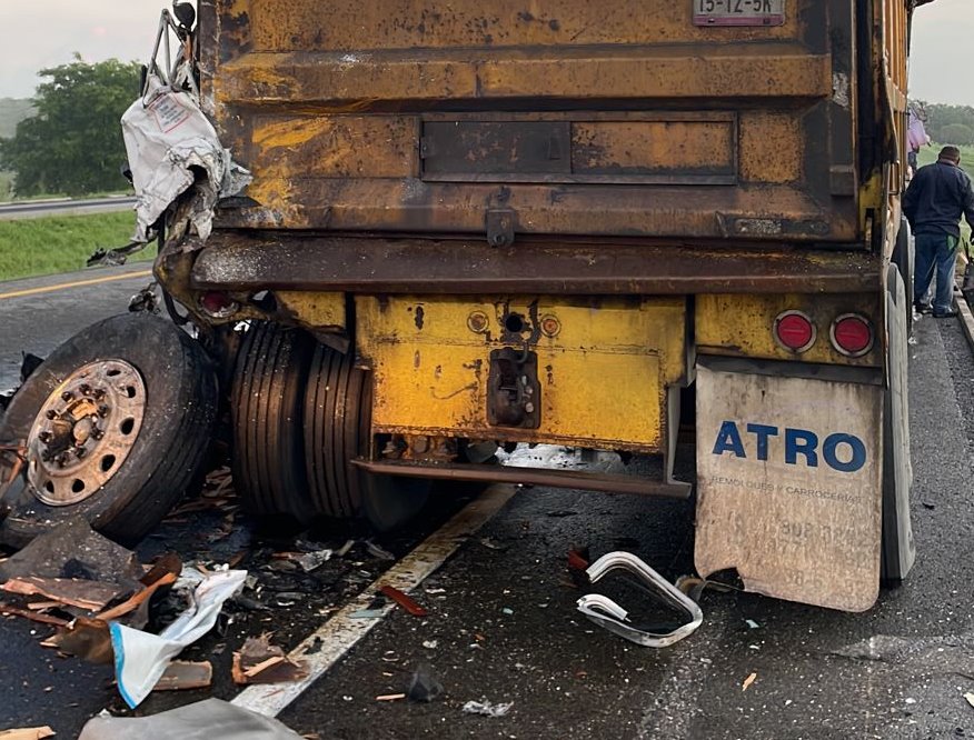 ¡Se queda dormido! Camioneta de carga choca contra góndola en el libramiento de Villahermosa