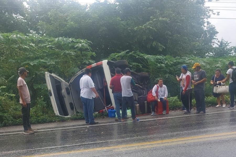 ¡Lluvia le juega en contra! Vuelca combi en la Frontera-Ciudad del Carmen