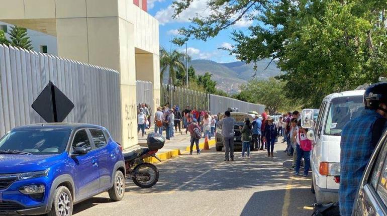 Docentes protestan y retienen a funcionarios en Oaxaca, previo a informe de gobernador