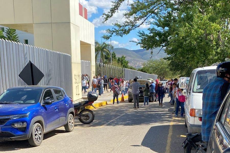 Docentes protestan y retienen a funcionarios en Oaxaca, previo a informe de gobernador