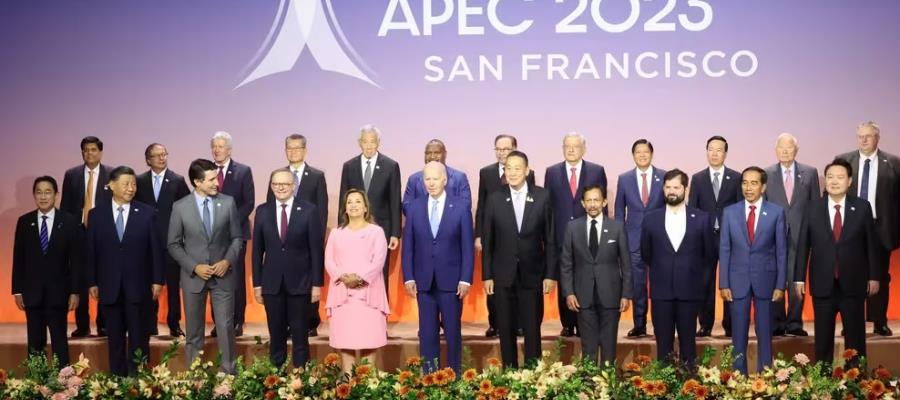 Y aunque había dicho que no, AMLO y Boluarte posan para foto de APEC