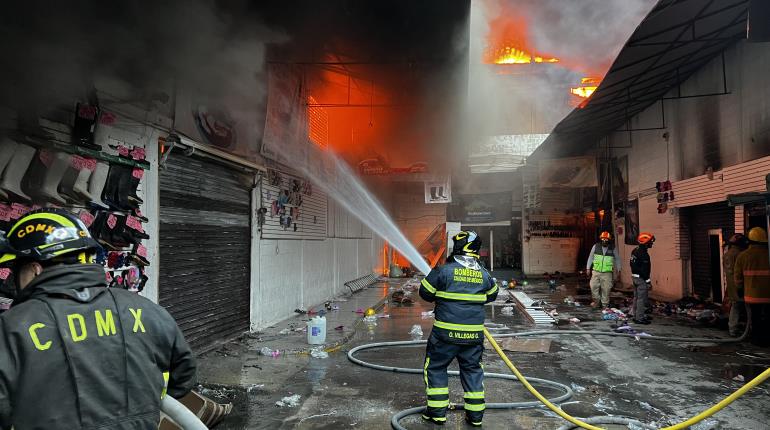 Incendio en bodega de calzado provoca evacuación de 500 personas en Tepito