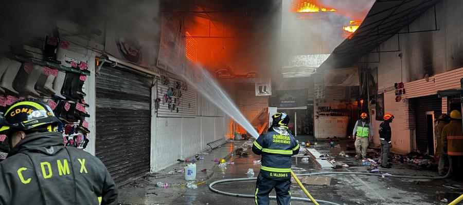 Incendio en bodega de calzado provoca evacuación de 500 personas en Tepito