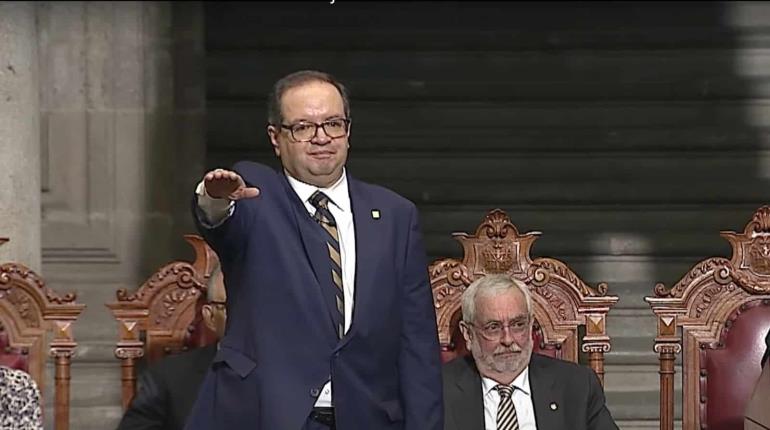 Rinde protesta Leonardo Lomelí como rector de la UNAM