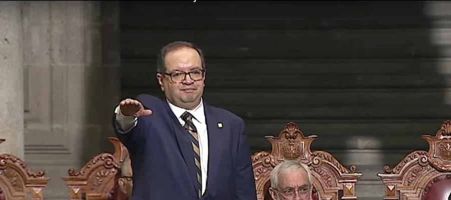 Rinde protesta Leonardo Lomelí como rector de la UNAM