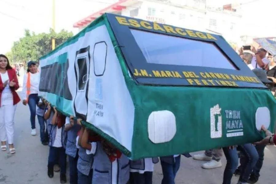 Niños de Escárcega realizan desfile revolucionario con "Tren Maya"