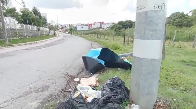 Abandonan bolsas de basura y hasta televisores de desecho en predio de Atasta