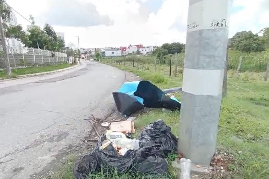 Abandonan bolsas de basura y hasta televisores de desecho en predio de Atasta