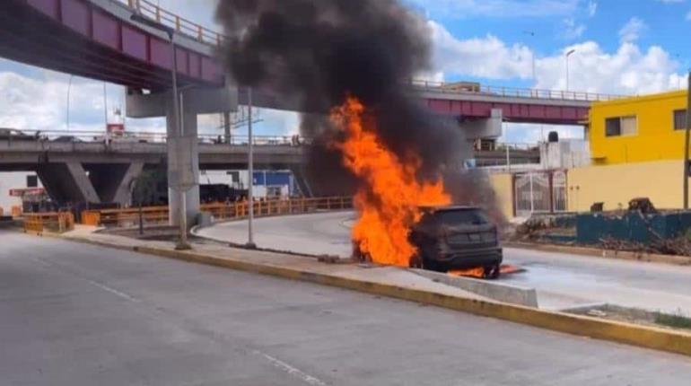 Se incendia camioneta en el distribuidor vial de Universidad